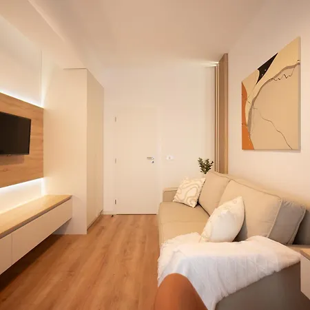 Ella - Of Mara - Powered By Neo 10 Temešvár